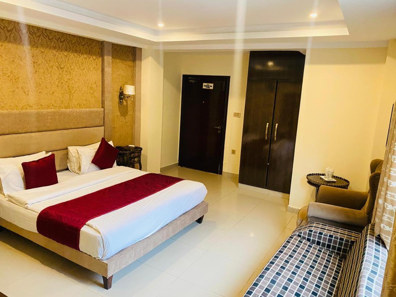 Manila Heights Hotel Naran Ngoại thất bức ảnh